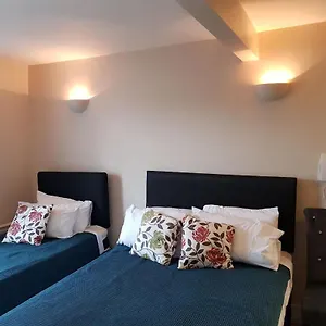 3* Alojamento de Acomodação e Pequeno-almoço Kgt House